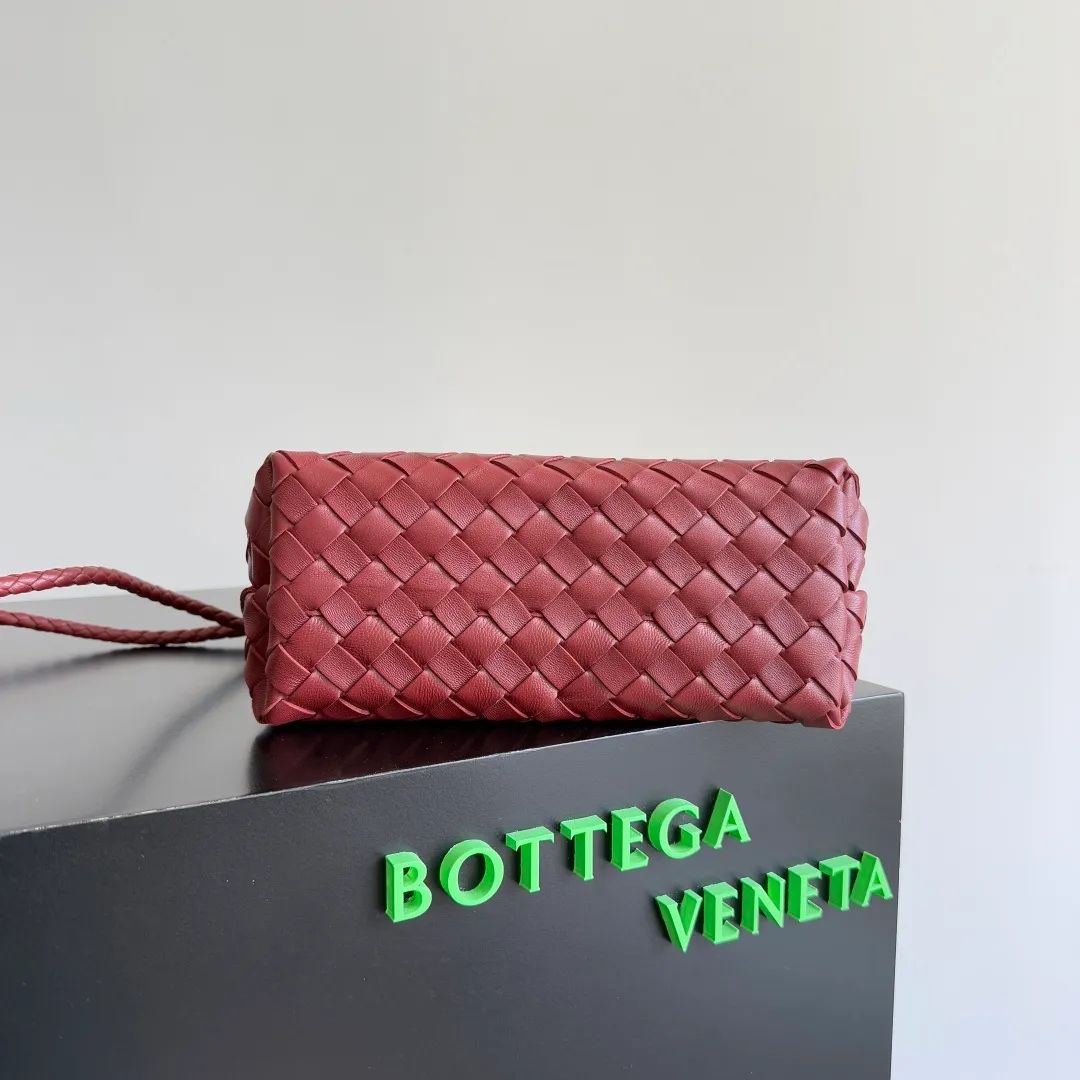 The 2023 new Andiamo batch of 1860 BV has been shipped‼ ️Really popular🔥The new Andiamo woven handbag launched by Bottega Veneta this season is really popular all over the world! ! Celebrities at home and abroad have worn it, and Oscar-winning actress Michelle Yeoh has taken it out on the street. Song Jia, Trai Yara, Yu Feihong, Sanji Ayaka, Rosie Hunting-Whiteley, Yoshioka Riho, etc. have all picked up this bag. It is classic and versatile, showing off its temperament, and the bag capacity is also large, which is very convenient for daily commuting! ! A variety of carrying methods, the shoulder straps can be adjusted by yourself, the original lambskin feels soft and delicate, and the unisex style breaks gender boundaries and brings a more practical and longer-lasting use experience. Andiamo, which has both elegant and casual styles, perfectly interprets the true appearance of "fashionable old money style". Style number: 743568 Size: 25*22*10.5cm